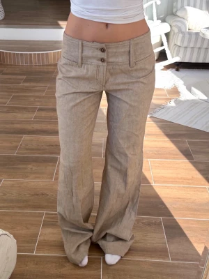 Vida vintage byxor  - Uppskattad storlek 32 (XXS). Rakt över midjemått:   34cm. Innebenslängd: 85cm. Obs, trasig dragkedja, dock syns den inte alls när man knäpper upp, men kan repeteras vid behov. Skickas inom 24h. Se liknande plagg i min profil!