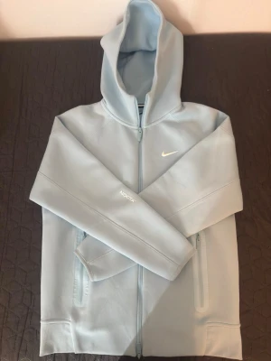 Ljusblå Nike NOCTA hoodie - Snygg ljus blå nocta, storlek M passar 170cm-175cm