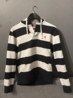 Randig hoodie från Polo Ralph Lauren - Säljer denna riktigt snygga och sällsynta Ralph lauren hoodien. Den är sparsamt använd och har inga defekter. Kontakta gärna vid intresse:)