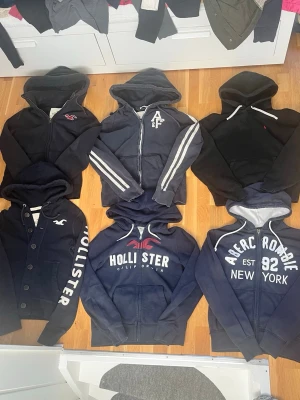 Hollister Abercrombie fitch Ralph Lauren tröjor drop - Går att köpa en men rabatt vid flera, Olika tröjor från Hollister Abercrombie och Ralph lauren. Storlekar S,M,L priser från 415 kr styck och upp kom gärna med frågor och prisförslag kolla min profil för mycket mer 😁✌️