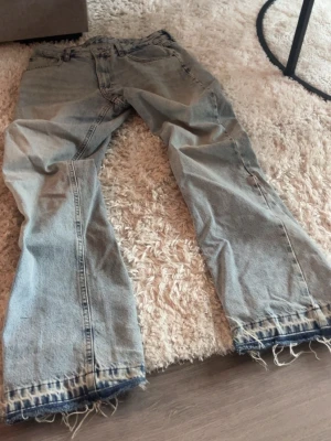 Ljusblå flared jeans från Zara - Säljer ett par ljusblå jeans från Zara med rak passform och fransade benslut. Jeansen har klassisk femficksdesign och är tillverkade i bomull. Perfekt för dig som gillar en chill och avslappnad stil.