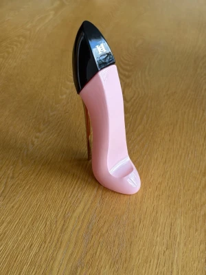 Carolina Herrera Good Girl Blush parfym stilettflaska - Perfym från Carolina Herrera formad som en stilettklack i ljusrosa och svart med gulddetaljer. doften Good Girl Blush Eau de Parfum. Säljer på grund av att jag inte känner att det är min doft då jag fick den i present. Runt 4-5 sprut är använda annars som ny💗