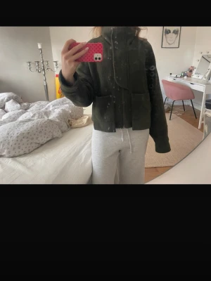 Mörkgrön teddyjacka med dragkedja - Säljer denna jättefina vårjacka som tyvärr inte kommer till någon användning 