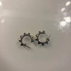 Edblad örhängen med nitar - Silvriga örhängen med nitar från Edblad. Helt oanvända. Säljer då jag inte använder silver smycken. Endast testade. 