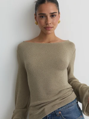 Grön tröja  - Grön stickad tröja från Nelly med utsvängda armar. I storlek M, har endast använt den en gång då jag inte tyckte att den passa på mig. 