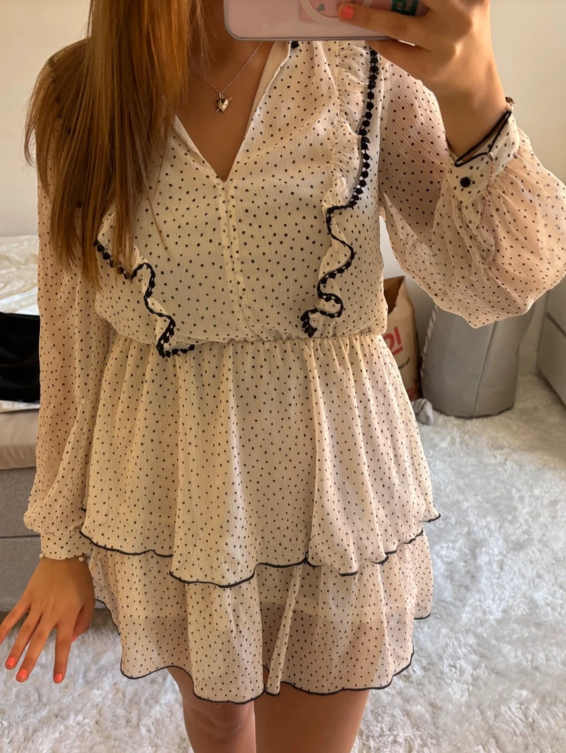 Vit prickig volangklänning