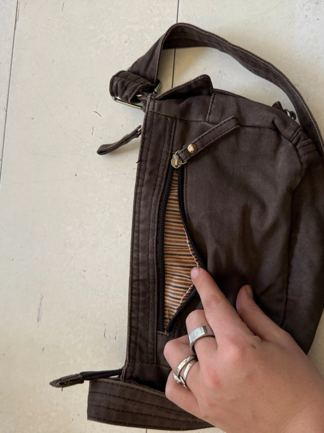 Brun axelväska med detaljer - 2