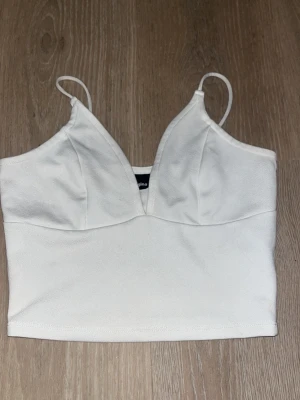 Topp - 🤍Vit topp från gina tricot i storlek xs🤍