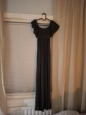 Svart glittrig jumpsuit - Säljer denna svarta glittriga jumpsuiten från Kappahl. Använd fåtal gånger. Strl 152, men har långa byxben så passar även 158/164. Minns inte nypris men köptes förmodligen för ca 300-350kr. Hör av dig vid funderingar!