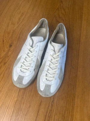 Bundeswehr gats  - Sjukt feta och trendiga gats från Bundeswehr, storlek 40 med mocha detaljer. Skorna är i mycket bra skick. Skriv vid eventuella funderingar😁