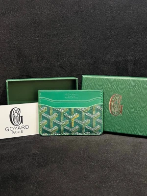Grönt korthållare från Goy4rd - Snygg grön korthållare från Goy4rd med ikoniskt mönster i vitt och beige. Tillverkad i exklusivt läder med flera kortfack och Goy4rd Paris-logga framtill. Kommer med originalask och certifikat, perfekt för dig som gillar lyxiga accessoarer.