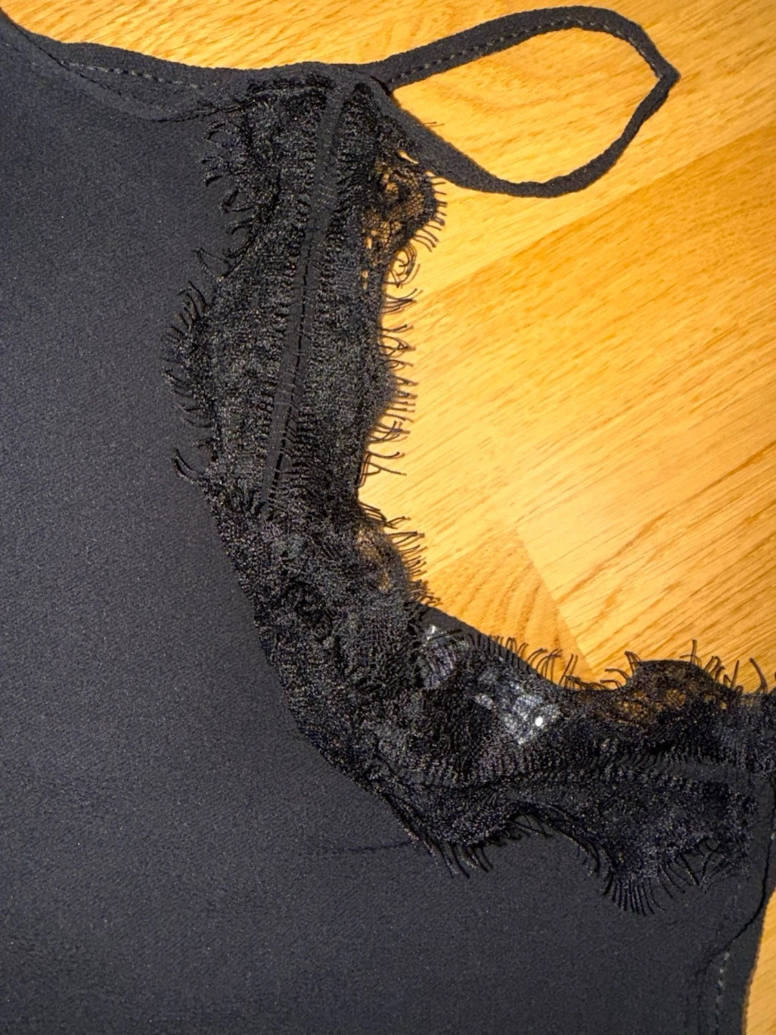 Svart linnetopp med spetskant - 1