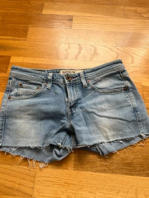 Low wais jeans shorts Levi’s  - Jättefina Low wais jeans shorts från Levis. Stretchigt material. Low-super low💗