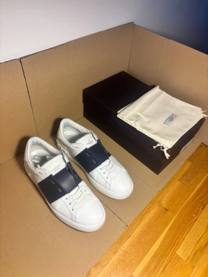 Valentino Open Sneaker Navy 43 - Storlek 43 (passar även 43,5-44), nypris ~7000kr, 100% äkta