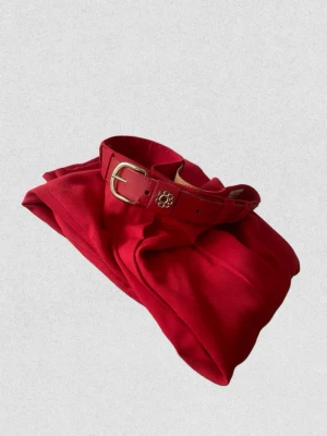 Röda kostymbyxor med bälte - Röda kostymbyxor i mjukt tyg med tillhörande bälte och guldfärgat spänne. Byxorna har en klassisk rak passform och bältet är avtagbart med en dekorativ detalj i guld. Retro men i nyskick!