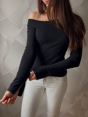 Svart offshoulder topp med långa ärmar - Trendig svart offshoulder topp med långa ärmar från GinaTricot. Tillverkad i mjuk bomull som sitter skönt mot kroppen. Perfekt att styla med jeans eller kjol för en clean och stilren look. Diskuterar gärna pris! ✨
