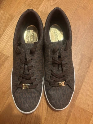MICHAEL KORS SKOR - Varan är nästan helt ny, använd endast 3-4 gånger. 