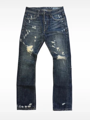 Slitna vintage jack & jones jeans - Säljer ett par blå jeans med raka ben och tydliga slitningar samt distressed detaljer framtill och baktill. Jeansen har klassisk femficksdesign och kontrastsömmar. Perfekta för en avslappnad och trendig look.