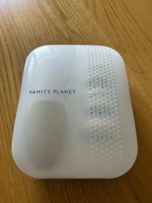 Vanity Planet ansiktsborste set - Praktiskt ansiktsborste set från Vanity Planet i vit plast med tre utbytbara borsthuvuden. Kommer i en smidig förvaringsbox med ventilationshål. Perfekt för rengöring och exfoliering av huden. Har använts ett par gånger 