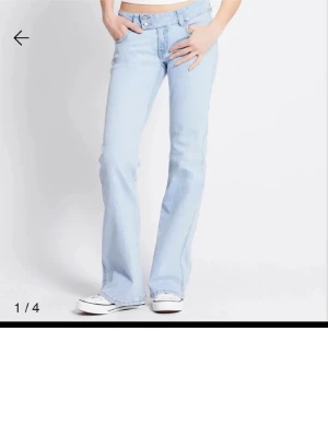 Ljusblå bootcut jeans - Säljer ett par ljusblå bootcut jeans med låg midja💕Som är från lager 157 💕storlek XS short