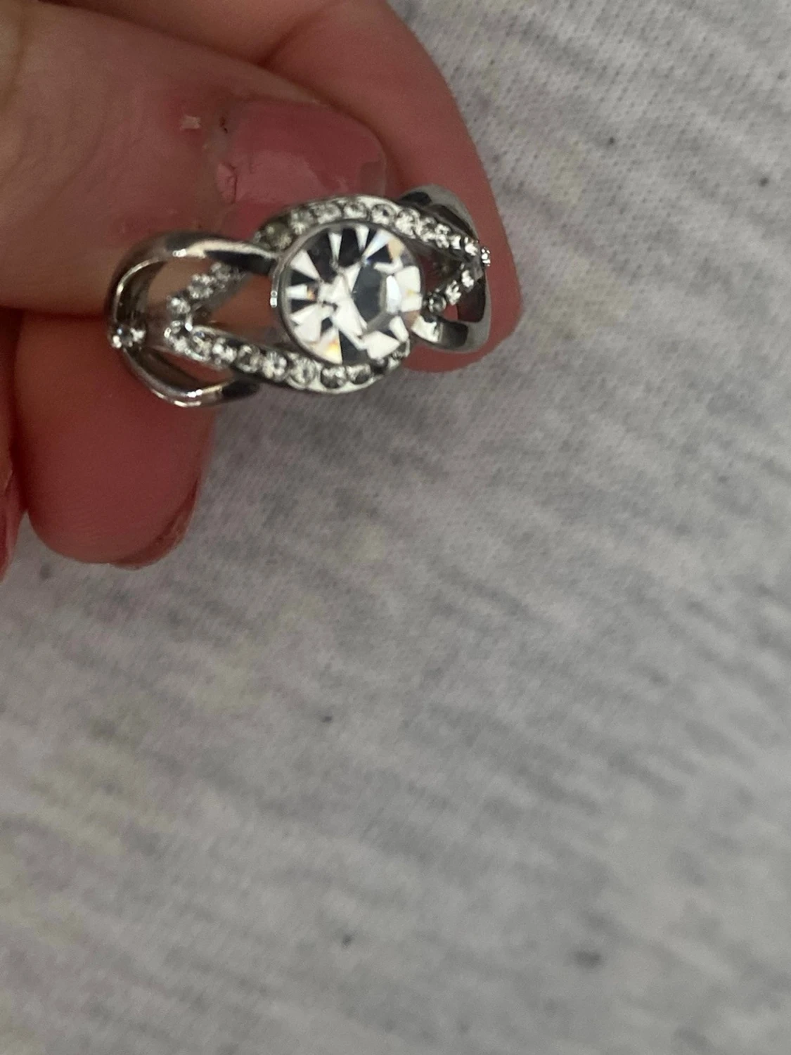 Silverfärgad ring med stor sten