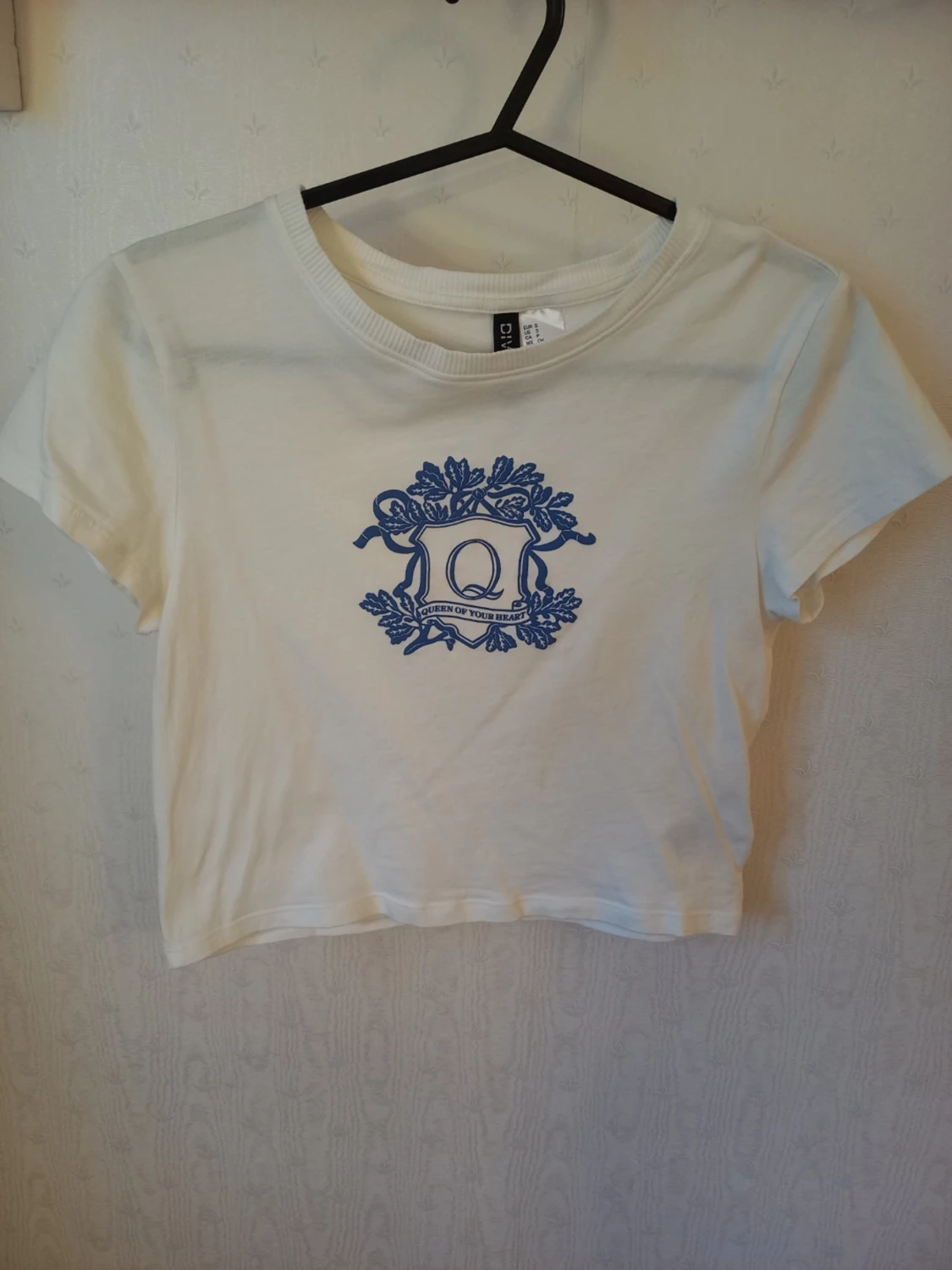 Vit croppad t-shirt med blått tryck