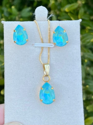 Smyckesset kristall Pear stud halsband  - Ett set med halsband och stud örhängen. Guldplätterad mässing och kristaller. Aurora pear 14mm Aquamarine Laquer De Lite. Längd 48cm inkl lås och förlängningskedja.  Finns även att få i andra färger på kristallen.   Jag skickar endast spårbart, samfraktar. Fast pris. Besök gärna mina övriga annonser.  Till mina smycken använder jag kristaller från Preciosa, Aurora och Swarowski.