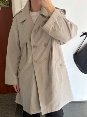 Vattenresistant trenchcoat - Fin trenchcoat från japanskt märke. Den är vattenresistant så fungerar perfekt för de regniga vårarna.