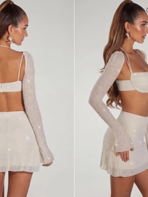 Svart glittrigt set med kjol och topp - Säljer ett svart glittrigt set från Oh Polly. Setet är täckt av små paljetter som ger en skimrande effekt. Använd en gång under nyår. Storlek UK 6 i topp och 8 i kjol. Passar för dig som har XS normalt. Nypris inkl frakt var 1350kr. 