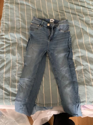 Tre par bootcut jeans - Säljer tre par highwaist bootcut jeans. Brukar inte använda så mycket highwaist men jag hoppas nån annan har nytta av de jag säljer de för ett billigt pris också 