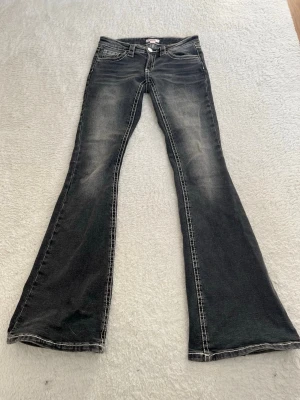 Lågmidjade bootcut jeans - Supersnygga jeans från Gina Young 14+. Storlek S TALL så passar 175-180. Säljer eftersom de är lite för tighta i midjan på mig (jag har s-m i byxor) Väldigt low waist och bootcut😍 Lite slitna längst ner men inget som märks! Bra skick i övrigt. Har använts få gånger 