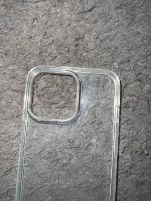 Transparent mobilskal i mjuk plast - Säljer ett genomskinligt mobilskal i flexibel plast som passar modeller med stor kameraöppning. Skalets tunna design gör att mobilen känns smidig och skyddas mot repor. Perfekt för dig som vill visa upp telefonens originalutseende.