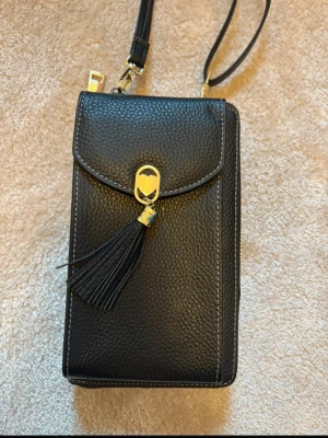 Söt väska - Helt ny söt liten väska. Perfekt för telefon, kort och nycklar!