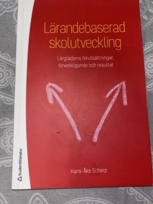Lärandebaserad skolutveckling bok - Lärandebaserad skolutveckling av Hans-Åke Scherp. Boken har röd framsida med vita och gula texter samt två vita pilar. Innehåller teori och praktiska exempel om skolutveckling och lärande. Perfekt för lärarstudenter och pedagoger.
