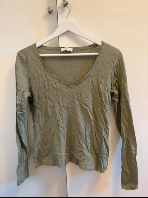 Långärmad tröja - Tunnt skönt tyg, kan behöva en strykning men fortsatt fin :)