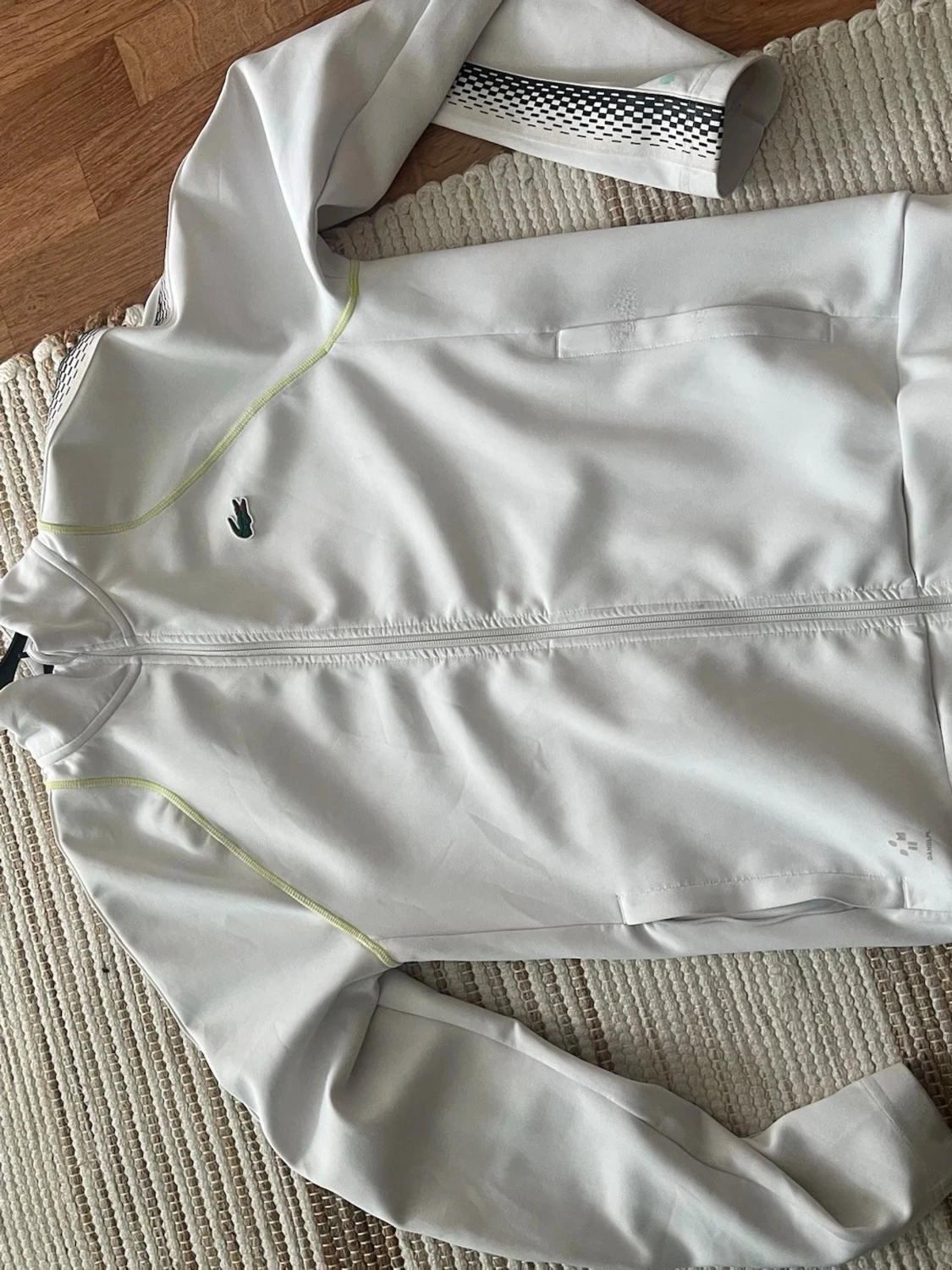 Vit vindjacka från Lacoste