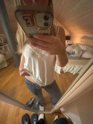 Vit spetsdetaljerad linnetopp - Säljer en jätte söt vit linnetopp med fina spetsdetaljer! Skönt material och passar till allt💝 