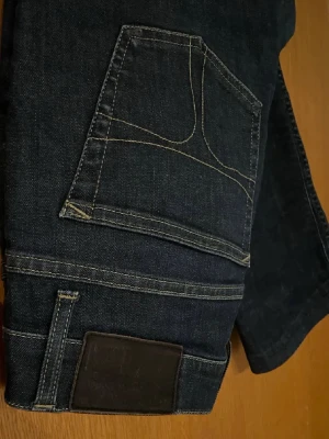 Mörkblå Tiger of Sweden jeans - Märke: Tiger of Sweden | Modell: Blaise | Passform: Slim | Storlek: 31/32 | Färg: Mörkblå |  Skick: 7/10 | Defekter: Endast liten på ena knät. Kom gärna med frågor!