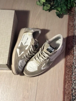 Golden goose ball star  - Hej! Nu finns dessa riktigt najs Golden goose ball star skorna till salu! Dem är i väldigt bra skick utanför att sidan på  högerskon har spräckt och sedan reparerats med lim. Så fungerar fel fritt men har ändå ett märke där såklart. Kolla näst sista bilden så visas det där. OBS dem är inte äkta men är i den bästa batchen av Ball stars som finns på marknaden:) storlek 44 