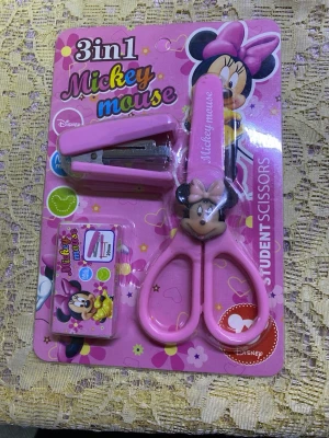 Minnie Mouse 3-i-1 skrivset rosa - Säljer ett 3-i-1 skrivset med Minnie Mouse-tema från Disney. Setet innehåller en rosa sax med Minnie Mouse-figur, en rosa häftapparat och ett suddgummi med tryck. Perfekt för skolan eller pysselstunden.