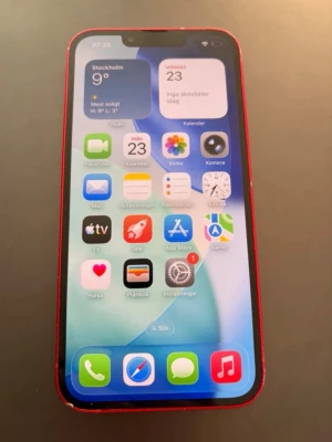 iPhone 13. Läs beskrivningen - Säljer en röd iPhone 13, 128 gb. 86% batterikapacitet. Övre högtalaren fungerar inte, men kan säkert bytas ut hos en reparatör. Ganska slitna kanter med skavanker och repor, några få mycket små repor på skärmen förekommer även (se bilder). Inga konstigheter i övrigt. Säljs i befintligt skick, inga tillbehör ingår. Kom gärna med bud!