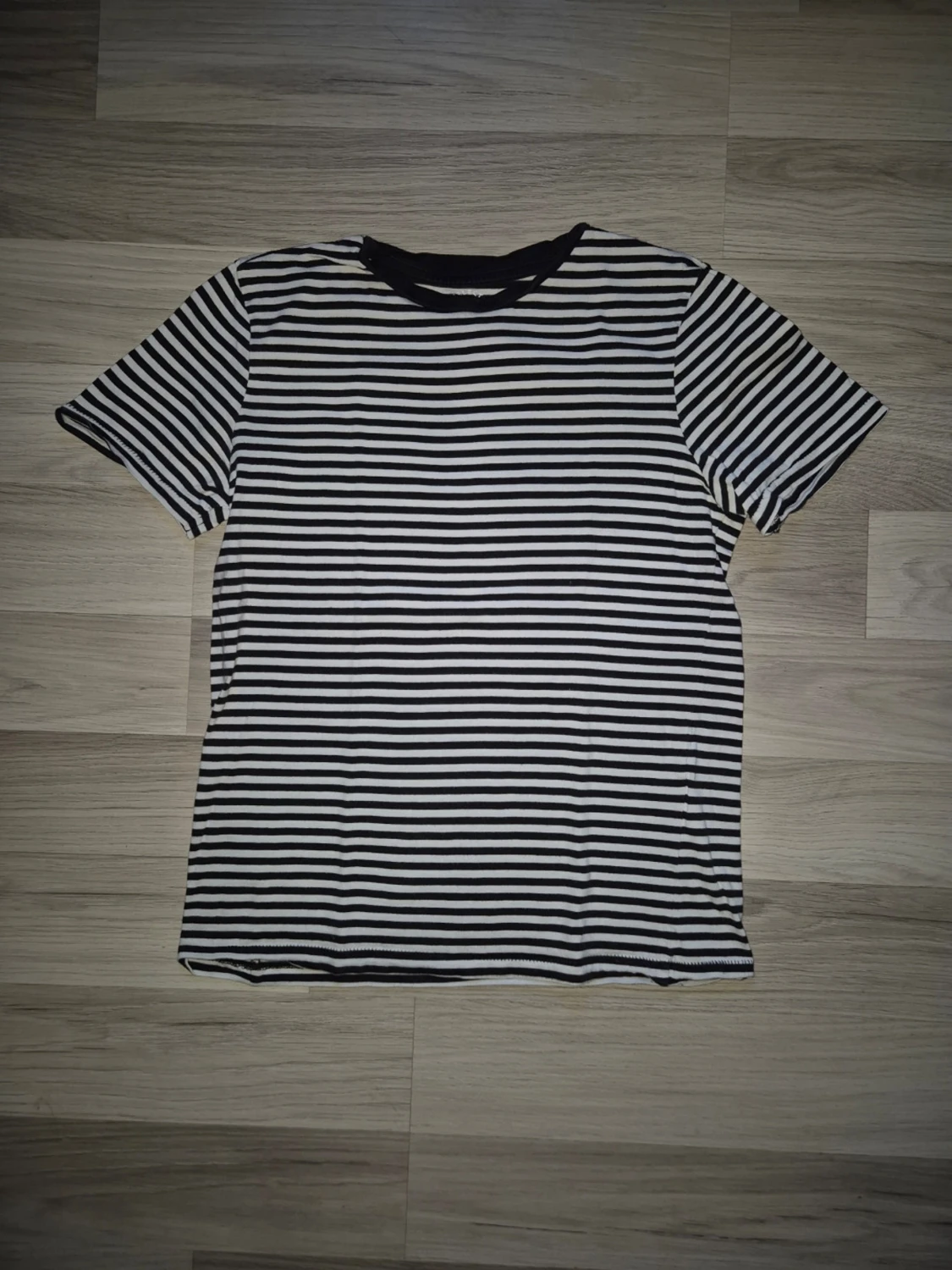 Randig svartvit t-shirt