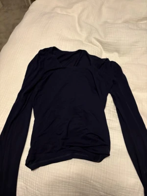 Exakt samma tröja fast i mörkblå från Gina - Jättefin mjuk soft touch tröja från Gina tricot i xs säljer den för att den är jätte liten för mig annars om det hade varit en större storlek hade jag ÄLSKAT den men tyvärr är den då liten som sagt original priset är 200kr säljer för 120kr, har använt ganska många gånger men är i jättefin skick