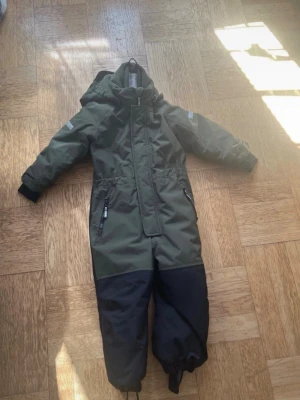 Helt ny barn overall för vintern - Köptes från Lindex för 500kr användes bara en gång två år sen för vintern, storlek 3-4 år unisex helt ny 