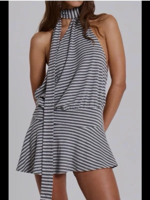 Randig kortklänning med halterneck - Trendig Jaded London klänning. Aldrig använd med prislapp kvar