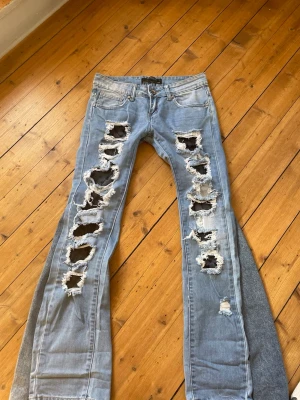 Lågmidjade jeans med spets slitningar - Säljer dessa så snygga och unika jeans som har insytt spetstyg under slitningarna. Jeansen är även omsydda till bootcut. Säljer jeansen då de tyvärr är försmå för mig runt låren och därför har jag tyvärr ingen bild med de på. Midjemått 37 cm, lårbredd 21,5 cm och innerbenslängd 80 cm💞💞