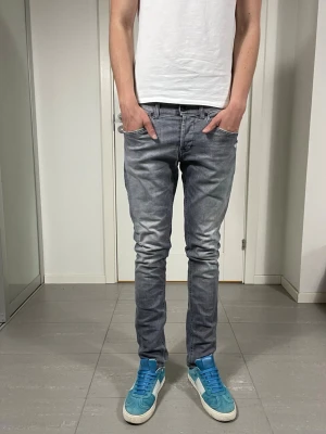 Dondup George Jeans - Säljer nu dessa Dondup George jeans med snygga slitningar i populär design, skriv för fler bilder/frågor🙌🏼