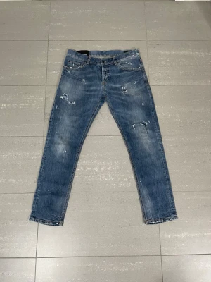 Dondup Jeans  - Säljer nu dessa Dondup jeans med snygga slitningar i populär design, skriv för fler bilder/frågor🙌🏼