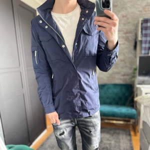 Field jacket - Mycket bra skick, smuts på kragen bara! Passar dig som är mellan 180-190 ungefär. Modellen är 185 cm, 75kg. Passar bra nu till våren! Skriv för mer information!🤝
