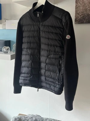 Moncler wool cardigan - Hej! Säljer nu min jätte fina cardigan som jag fick i present, den är inprincip helt ny har knappt använt den då jag bytt stil. Har tyvärr inte kvar något og till den… bara att skriva om mer bilder eller annat☺️skickar så snabbt jag kan!